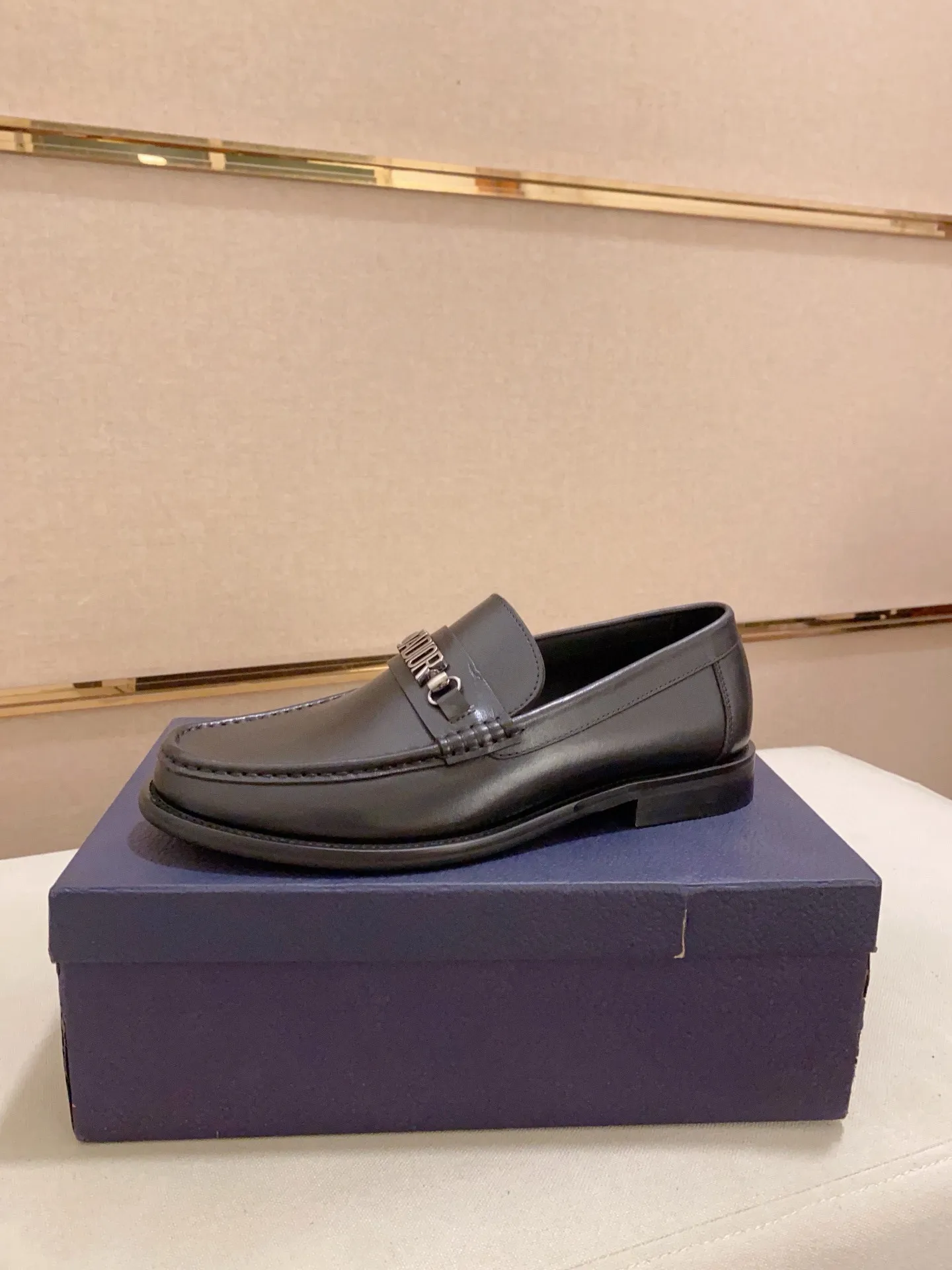 Factory price: 270 men's shoes 💰 High-end version of Dior Dior's new series. Famous actors and Internet celebrities wear super popular designs. They are designed with the sculptures of French artist Niki de Saint Phalle as rings. Material: Imported original material ➕Painted cowhide Foot pads: cowhide Outsole: Rubber outsole Men's shoe size: 38~44 Can be customized to size 45